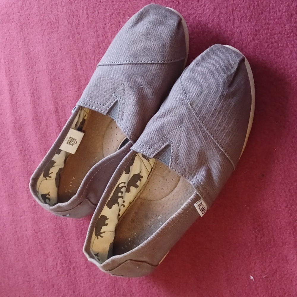 Tom's women's size 7.5 women's slip on shoes